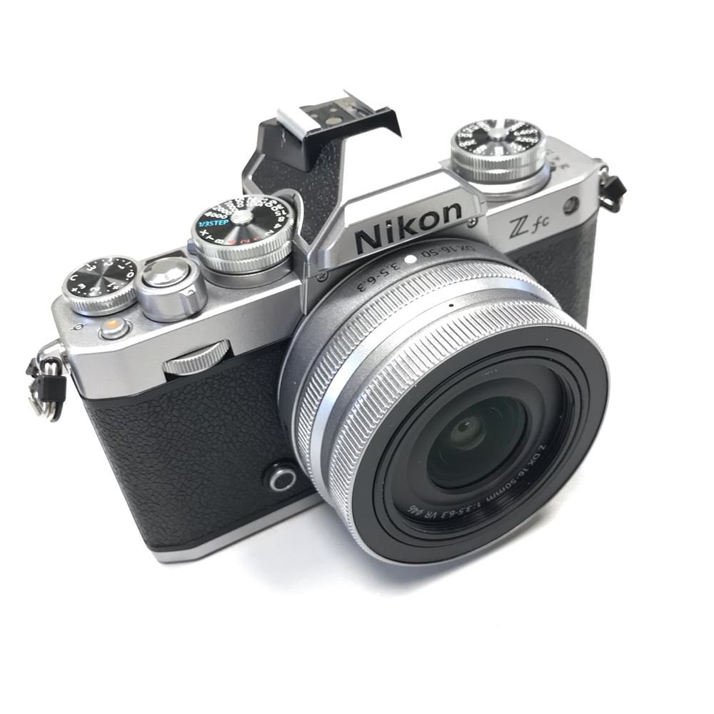 Appareil-photo-hybride-Nikon-Z-FC-Z-DX-16-50mm-f-3-5-6-3-Vintage-Silver.jpg Appareil photo hybride Nikon Z FC + Z DX 16-50mm f/3.5-6.3 Vintage Silver – Image 1